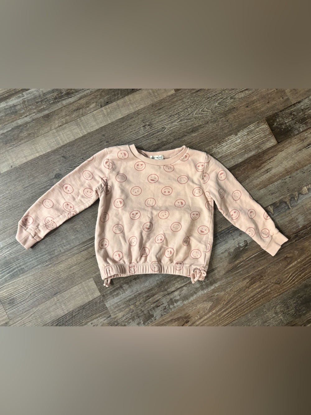 Crewneck Pullover Sweatshirt in Light Pink with Smiley Print